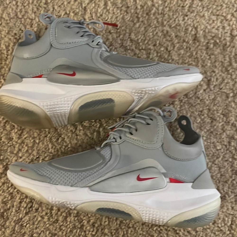 Nike Men’s Grey Sneakers with Red Swoosh